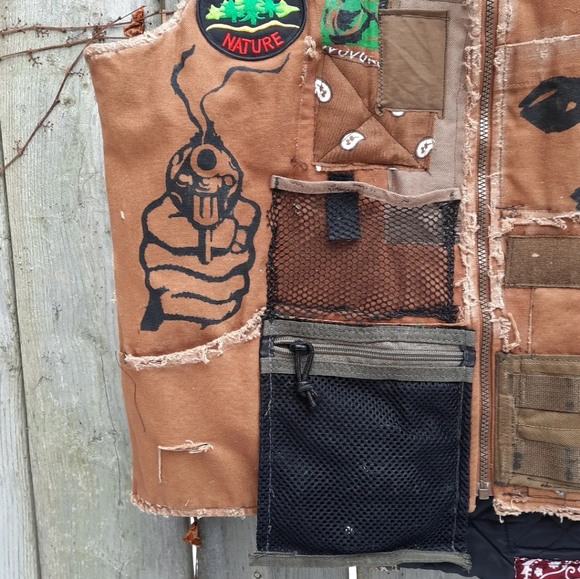 [SOLD] 𝙎𝙖𝙞𝙣𝙩 𝙔𝙖𝙢𝙨 Patchwork Canvas Work Vest - Picture 4 of 6